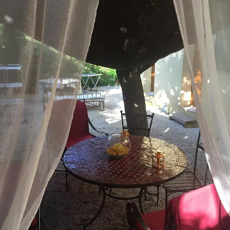 فندق مبيت وإفطار Aux Amandiers Fréjus