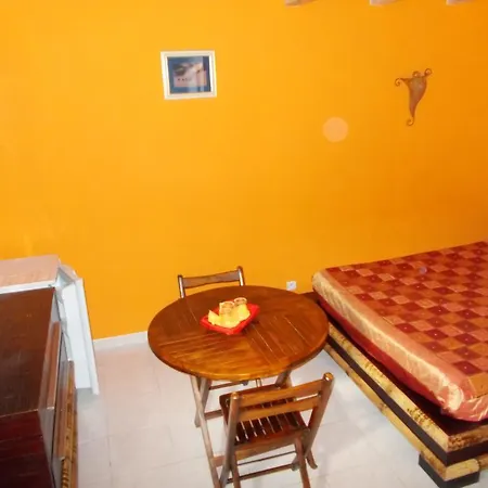 فندق مبيت وإفطار Aux Amandiers Fréjus