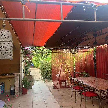 فندق مبيت وإفطار Aux Amandiers Fréjus