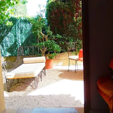 فندق مبيت وإفطار Aux Amandiers Fréjus