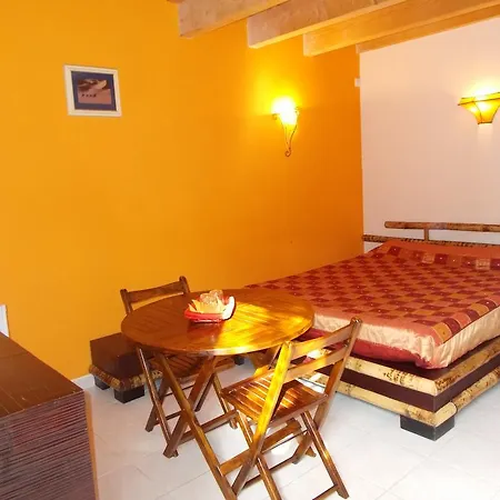 Aux Amandiers فندق مبيت وإفطار