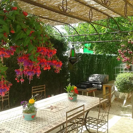 Aux Amandiers فندق مبيت وإفطار 3*