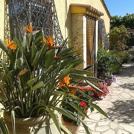 فندق مبيت وإفطار Aux Amandiers Fréjus